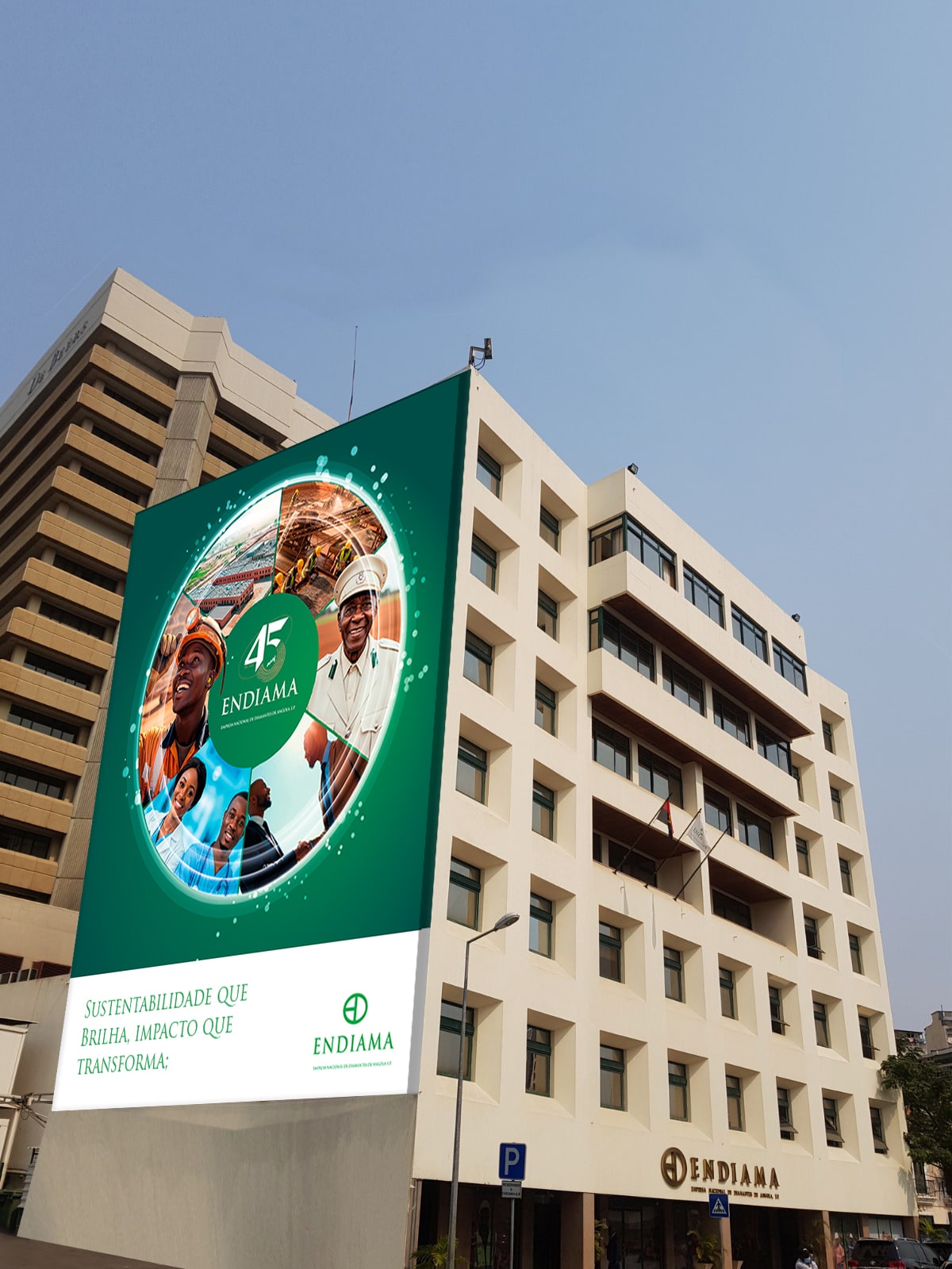 Campanha dos 45 anos da Endiama aplicada numa fachada de edifício