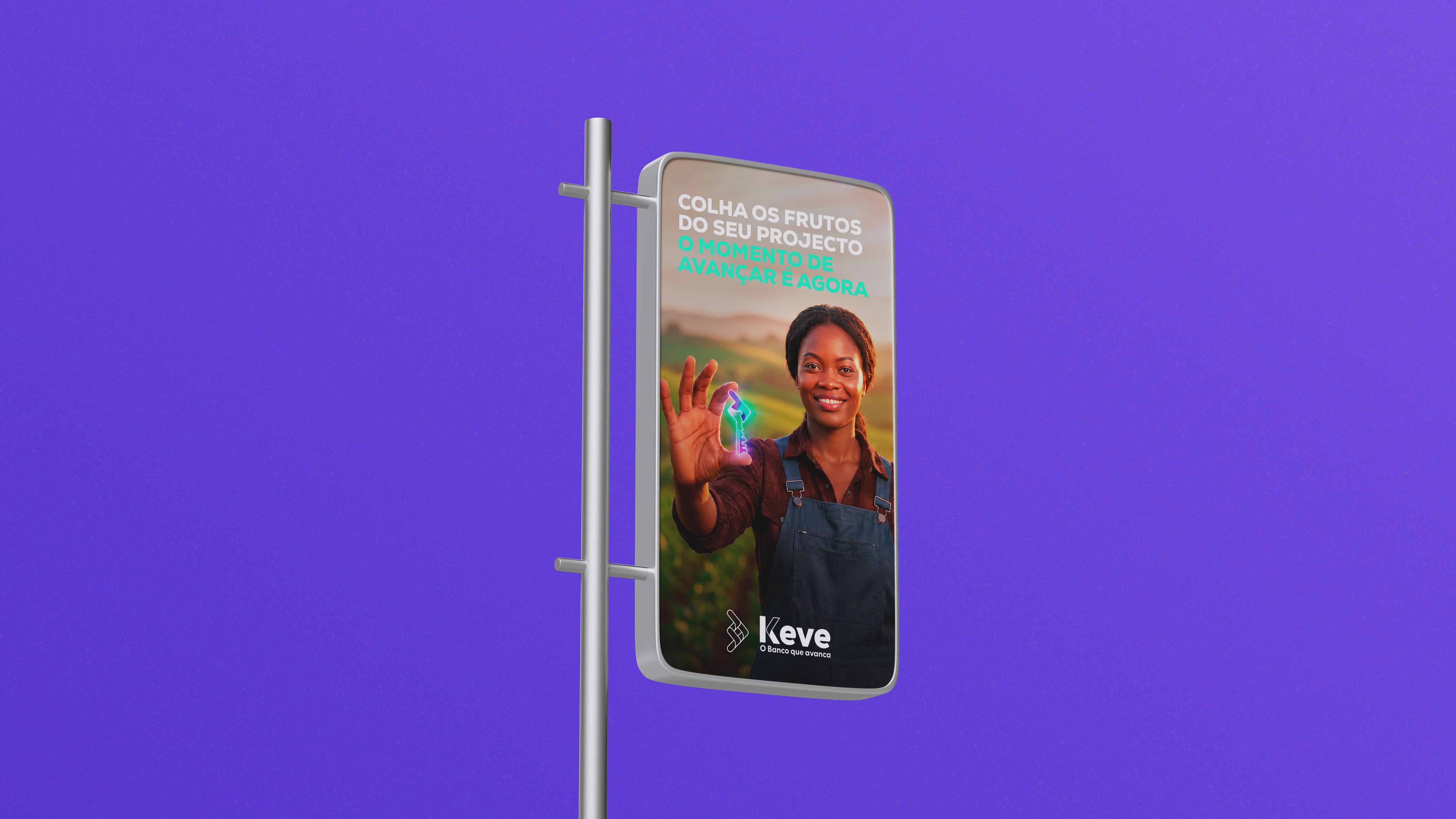 Campanha Banco Keve aplicada num totem publicitário exterior